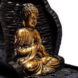 Boeddha waterfontein biddend