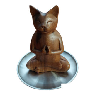 Yoga kat hout gesneden wierookbrander op zilveren schaal