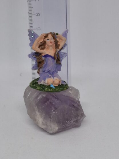 AdelaArT – Mountain Gemstone fairy – edelsteen bergje met Fee – Collectors Item – Amethist FMA 01 - Afbeelding 2