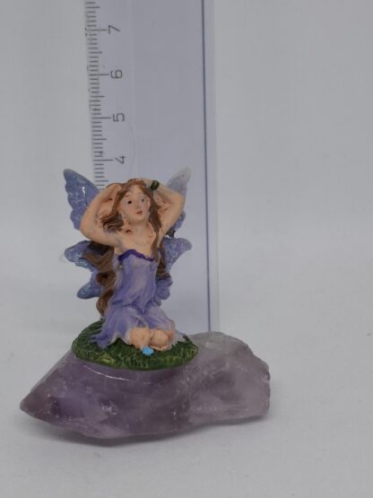 AdelaArT – Mountain Gemstone fairy – edelsteen bergje met Fee – Collectors Item – Amethist FMA 02