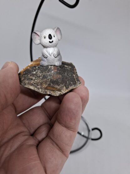 AdelaArT exclusief Product - zwarte standaard met Bol – Koala op Ruw Agaat edelsteen - Collectors Item - Koala standaard - Afbeelding 4