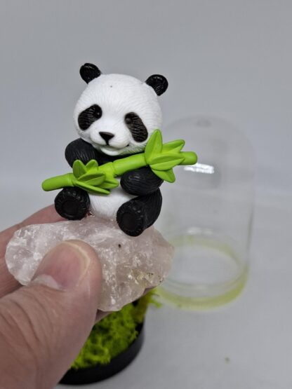 AdelaArT exclusief Product – Mini Stolp Panda – Panda – op Ruwe Rozenkwarts edelsteen – Stolp mini zwart - Collectors item - Afbeelding 3