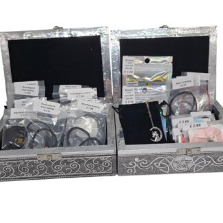 UITVERKOOP OP=OP | 2 x sieradendoos en 22 kettingen/armbanden